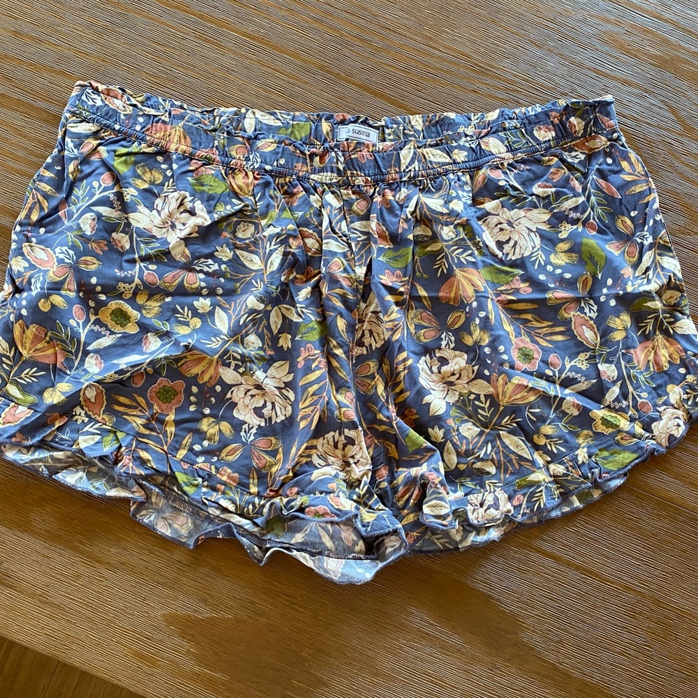 Susina Shorts with ruffle trim